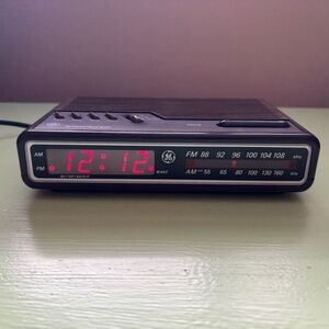 Vintage General Electric Alarm Clock Radio